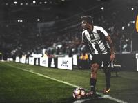 IM电竞游戏-孤勇者的引擎轰鸣，阿隆索扛起阿斯顿·马丁，力克哈斯书写团队韧性神话