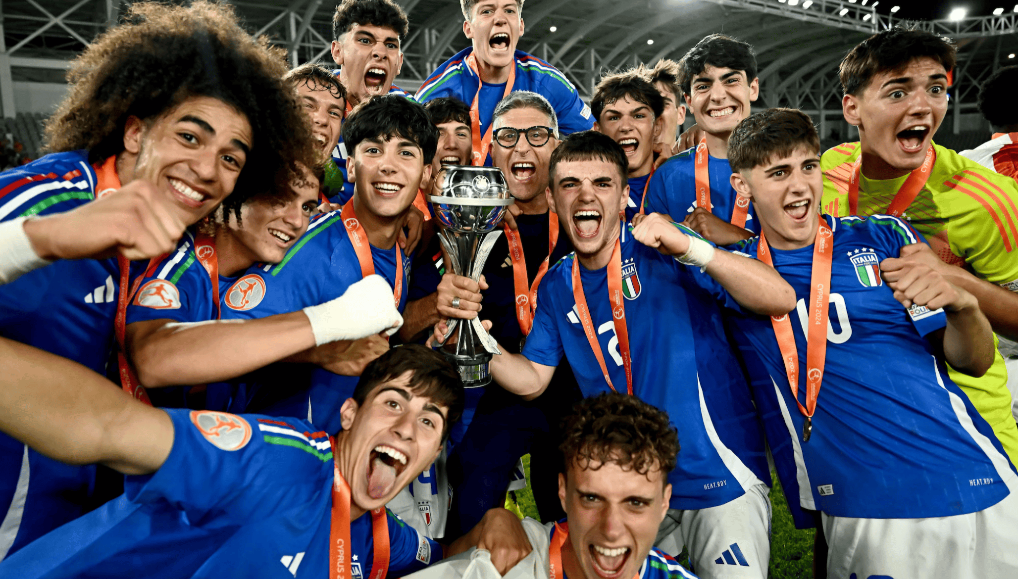 意大利足球联赛中,球员个个充满活力 意大利足球联赛中,球员个个充满活力