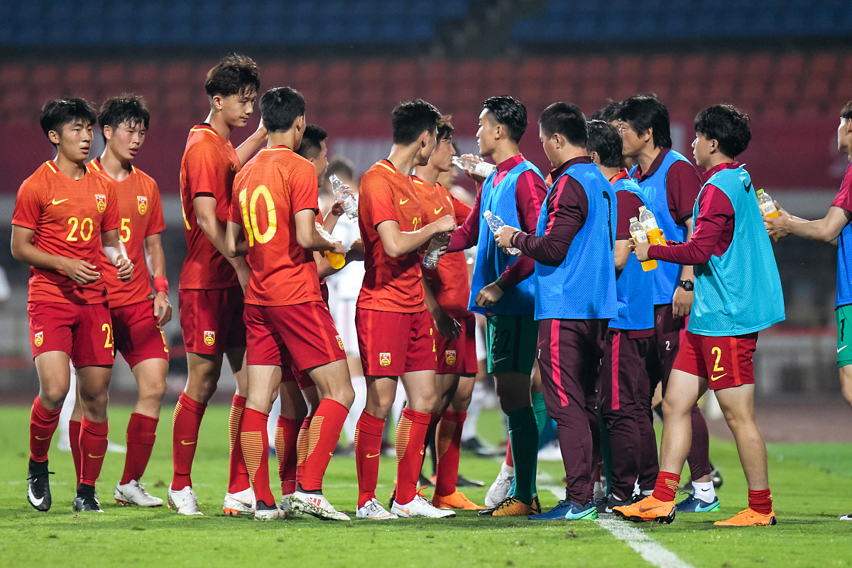 足球赛场精彩争夺，球队展现强大气势