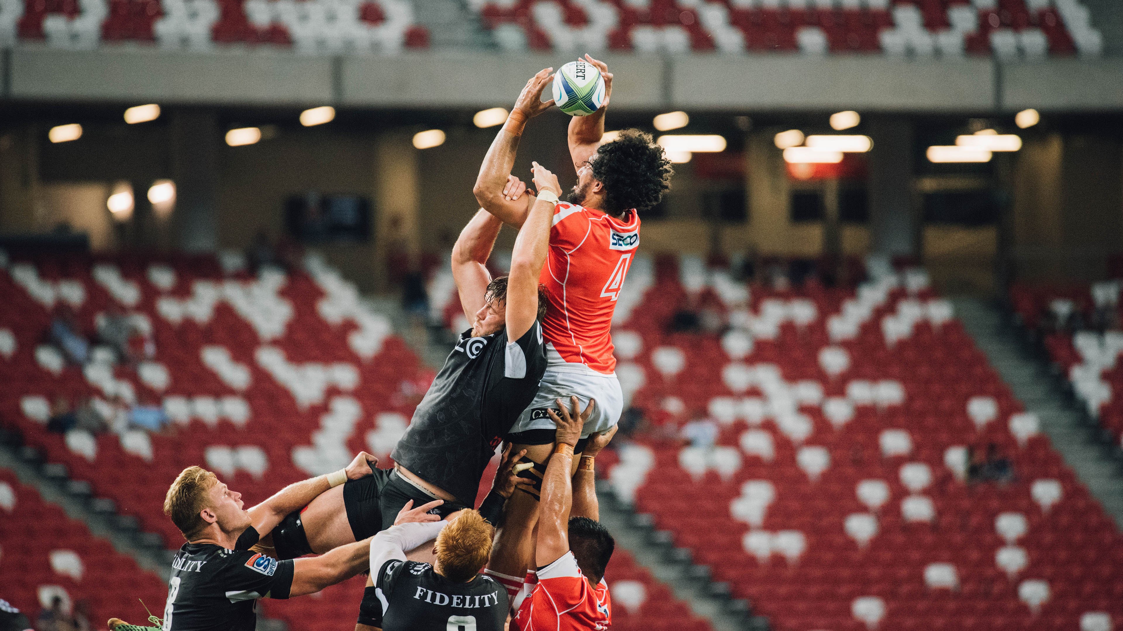 广厦对阵火箭，福克斯连续得分狂潮拉开差距，展现个人英雄主义与团队博弈