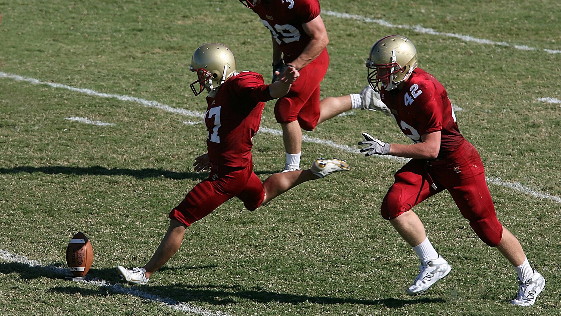 赛道上的决断，爱德华兹关键回合不手软，F1年度争冠之夜定乾坤