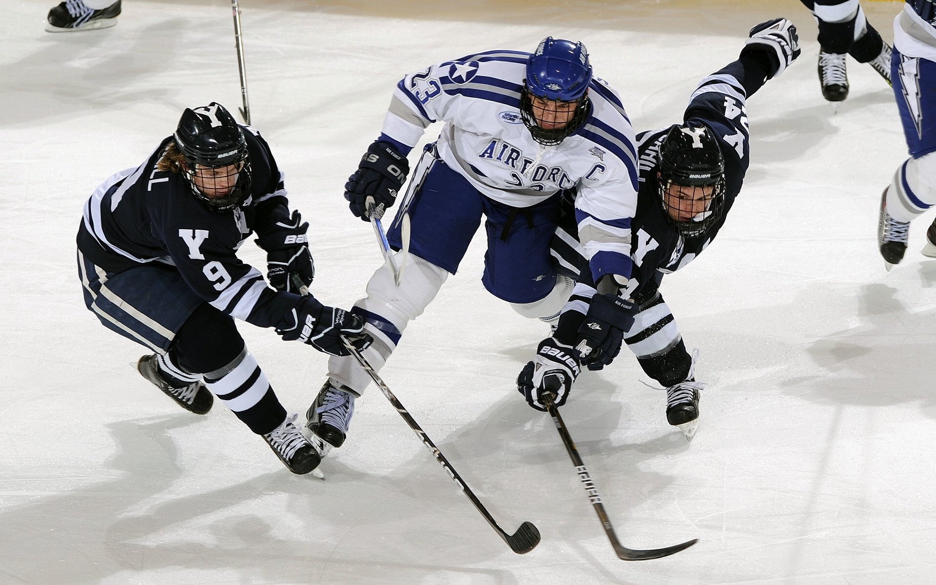 赛道上的绝对主宰，拉塞尔统治全场，索伯轻取哈斯背后的战术革命